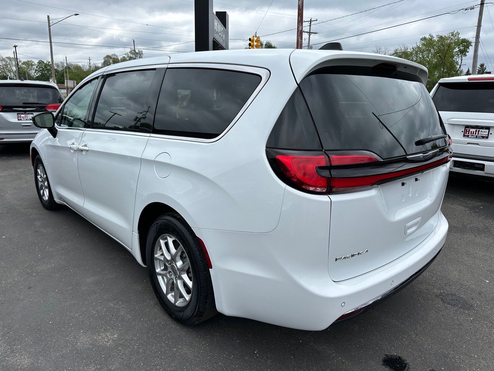 Used 2024 Chrysler Pacifica Touring-L FWD image 4