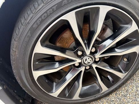 Used 2019 Toyota Corolla SE w/ SE Premium Package FWD image 4