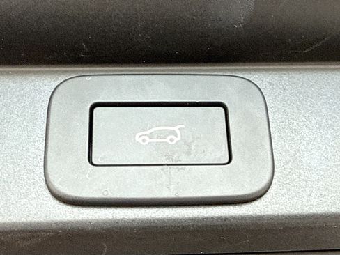 Used 2025 Land Rover Range Rover SE image 12