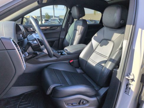 Used 2022 Porsche Cayenne Coupe image 16