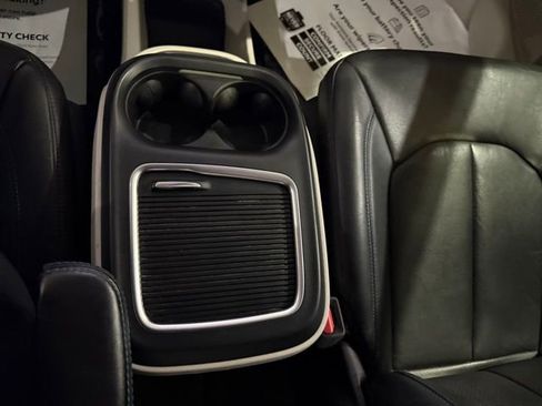 Used 2021 Chrysler Pacifica Touring-L image 22