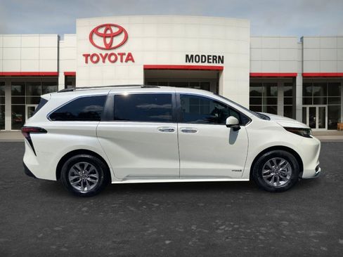 Certified 2021 Toyota Sienna XLE FWD image 4