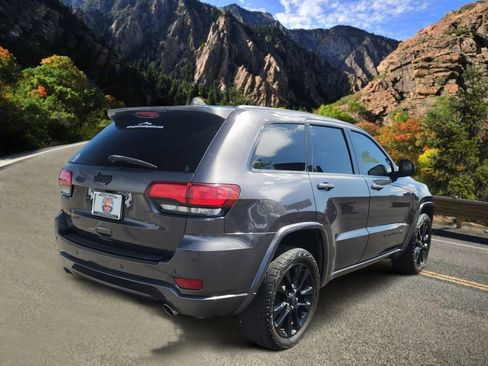 Used 2018 Jeep Grand Cherokee Altitude AWD/4WD image 3