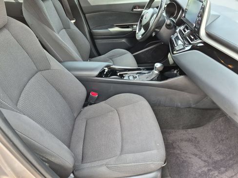 Used 2019 Toyota C-HR XLE FWD image 21