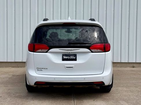 Used 2017 Chrysler Pacifica Touring-L FWD image 5