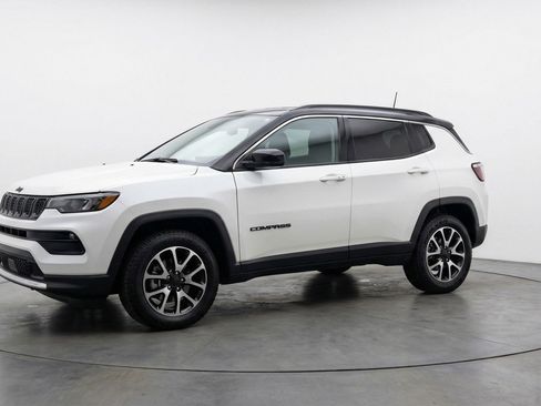 Used 2025 Jeep Compass Trailhawk AWD/4WD image 3