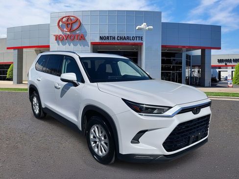 Used 2025 Toyota Grand Highlander AWD image 3