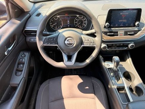 Used 2025 Nissan Altima 2.5 SV FWD image 12