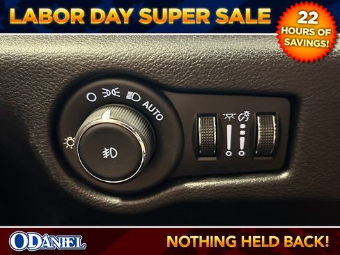 Used 2025 Chrysler Pacifica Select FWD image 7