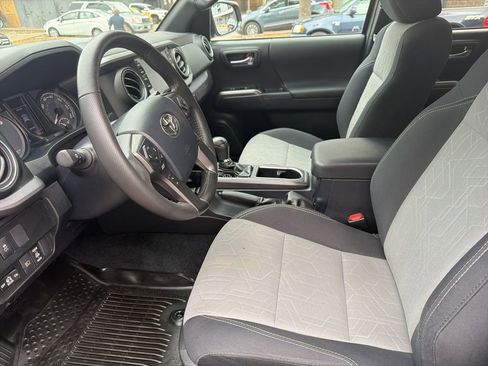 Used 2020 Toyota Tacoma TRD Off-Road w/ Technology Package image 16