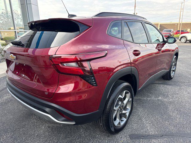 Used 2025 Chevrolet Trax LT w/ LT Convenience Package FWD image 3