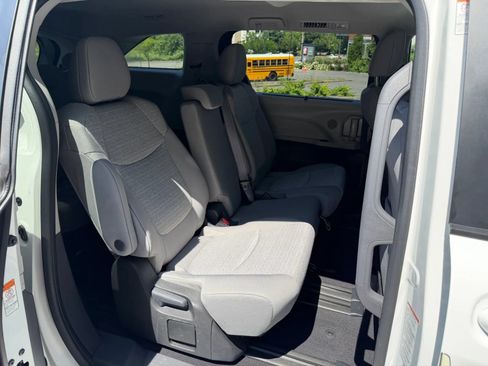 Used 2022 Toyota Sienna LE AWD/4WD image 42