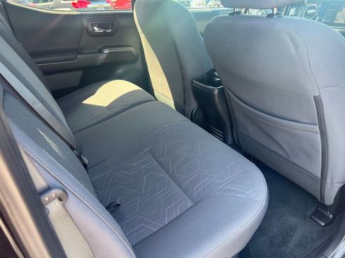 Used 2018 Toyota Tacoma TRD Sport w/ Technology Package image 11