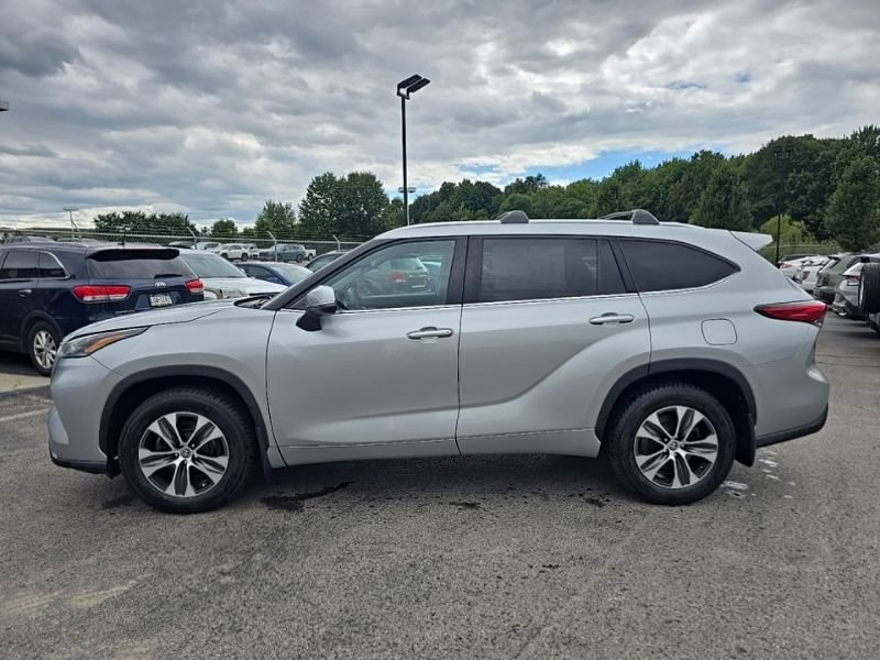 Used 2021 Toyota Highlander XLE AWD/4WD image 9