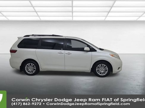 Used 2016 Toyota Sienna L image 17