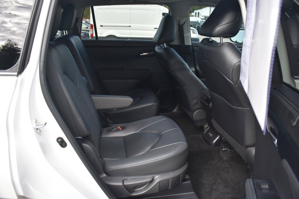 Used 2024 Toyota Highlander XLE AWD/4WD image 24