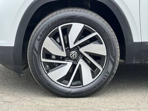 Used 2025 Volkswagen Atlas SE FWD image 32