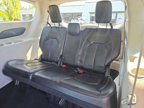 Used 2024 Chrysler Pacifica Touring-L FWD image 25