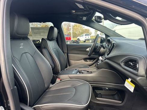 New 2026 Chrysler Pacifica Limited w/ S Appearance Package image 9