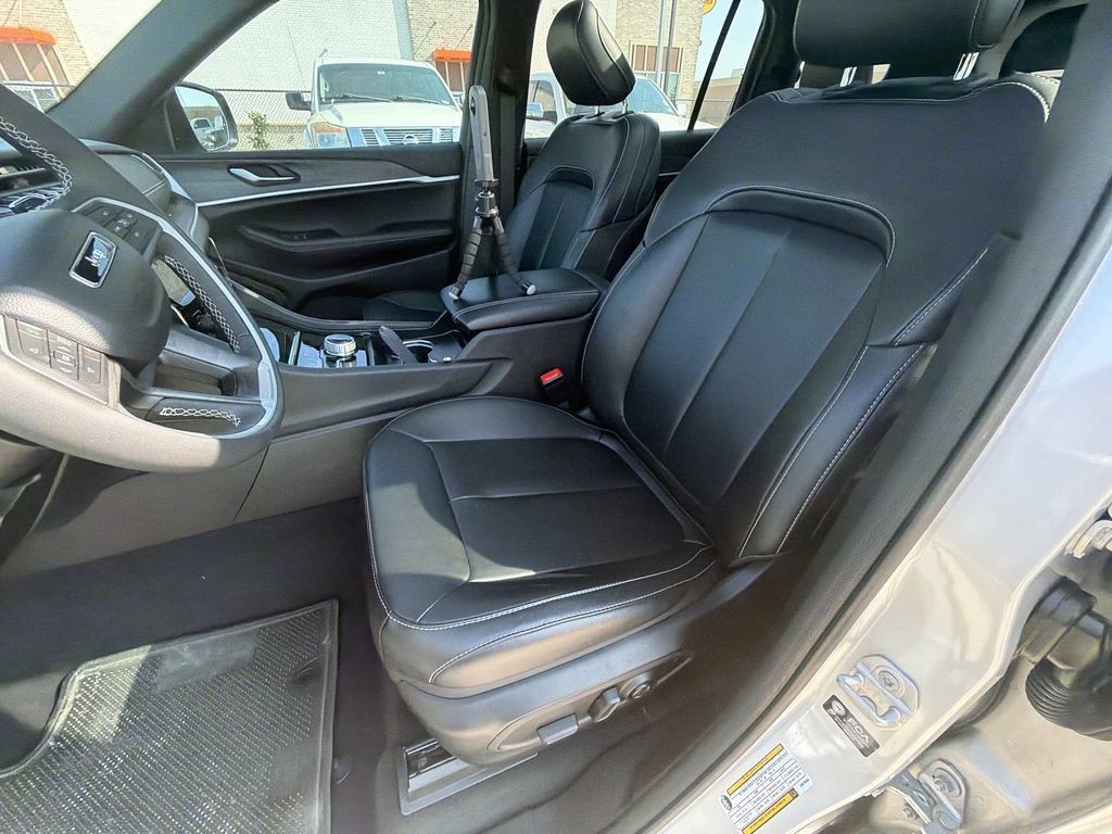 Used 2025 Jeep Grand Cherokee L Limited w/ Black Appearance Package AWD/4WD image 8
