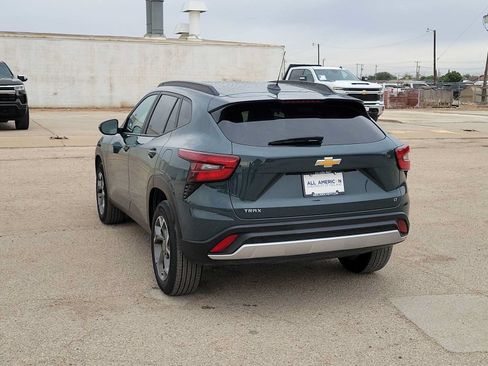 Used 2025 Chevrolet Trax LT FWD image 6
