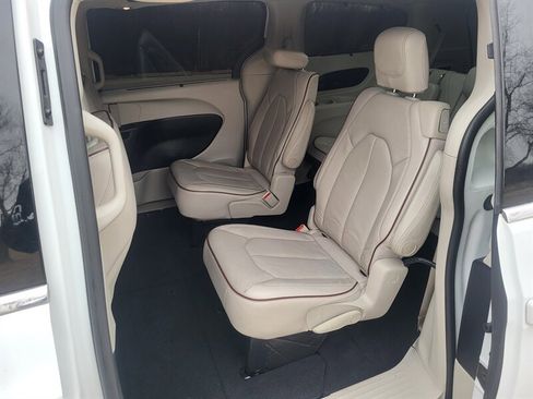 Used 2020 Chrysler Pacifica Limited image 13