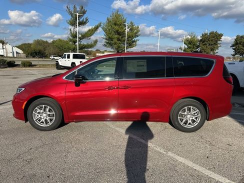 New 2026 Chrysler Pacifica Select image 18