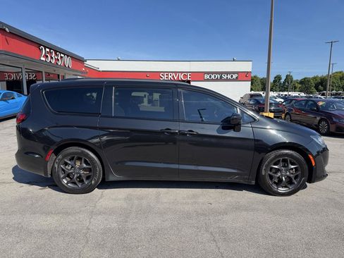 Used 2018 Chrysler Pacifica Touring-L Plus FWD image 2