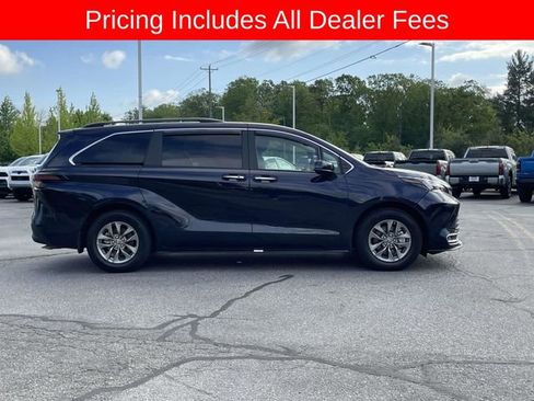 Used 2024 Toyota Sienna XLE AWD/4WD image 6