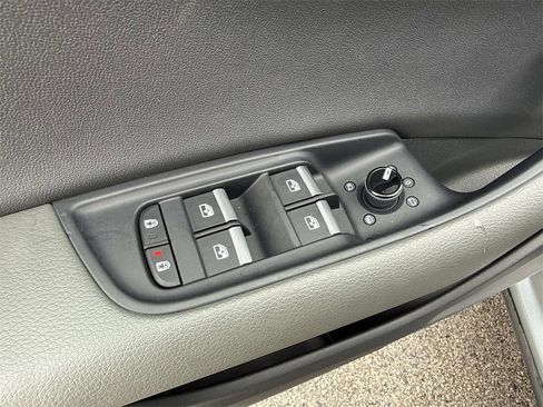 Used 2025 Audi Q8 Premium image 11