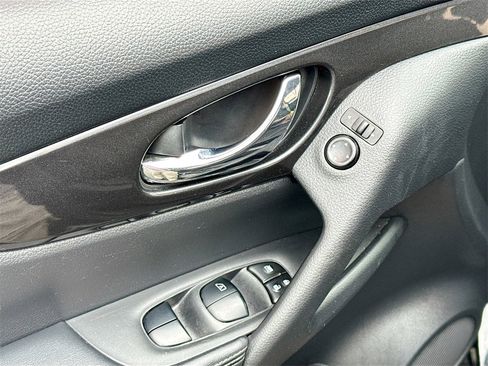 Used 2018 Nissan Rogue S image 18