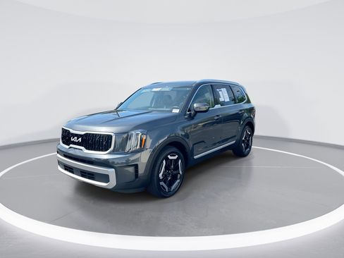 Used 2023 Kia Telluride EX w/ EX Captain's Chair Package FWD image 5