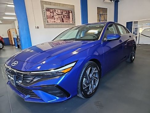 Used 2025 Hyundai Elantra SEL FWD image 1