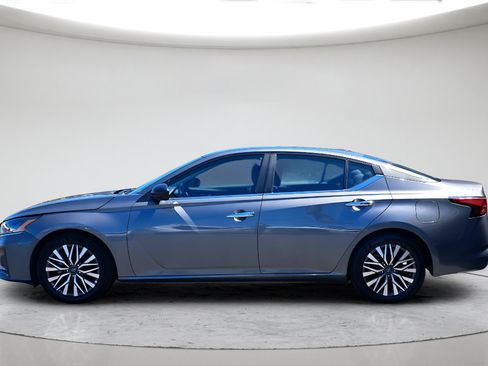 Used 2025 Nissan Altima 2.5 SV FWD image 8