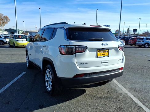 Used 2024 Jeep Compass Latitude image 2