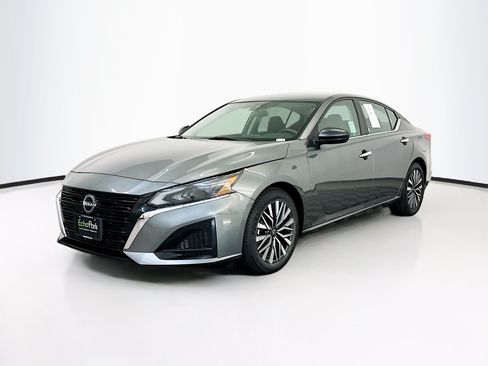 Used 2025 Nissan Altima 2.5 SV FWD image 3