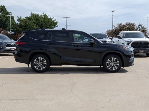Used 2023 Toyota Highlander XLE AWD/4WD image 4