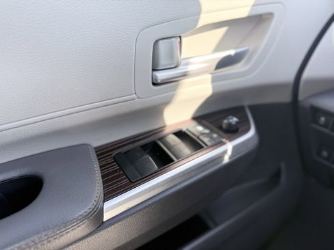 Used 2021 Toyota Sienna XLE image 11