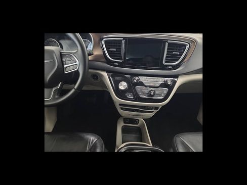 Used 2018 Chrysler Pacifica Touring-L Plus FWD image 13