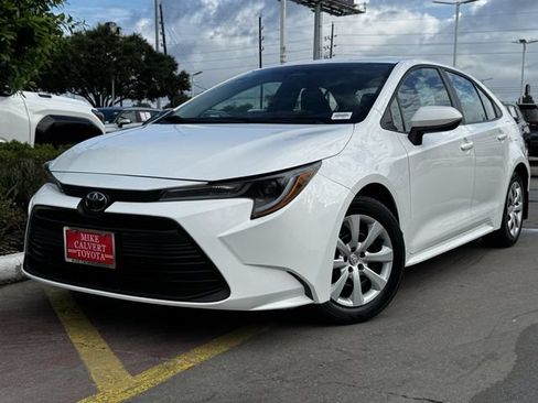 Used 2025 Toyota Corolla LE FWD image 2