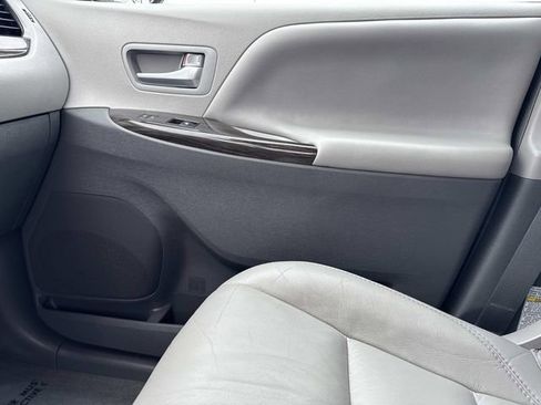 Used 2018 Toyota Sienna XLE w/ XLE Navigation Package image 21