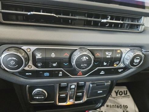 Used 2025 Jeep Wrangler Unlimited Sahara AWD/4WD image 27