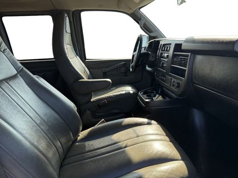 Used 2017 Chevrolet Express 3500 LS RWD image 16