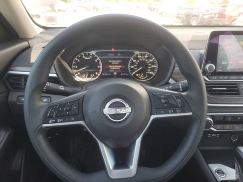 Used 2024 Nissan Altima 2.5 SV AWD/4WD image 18