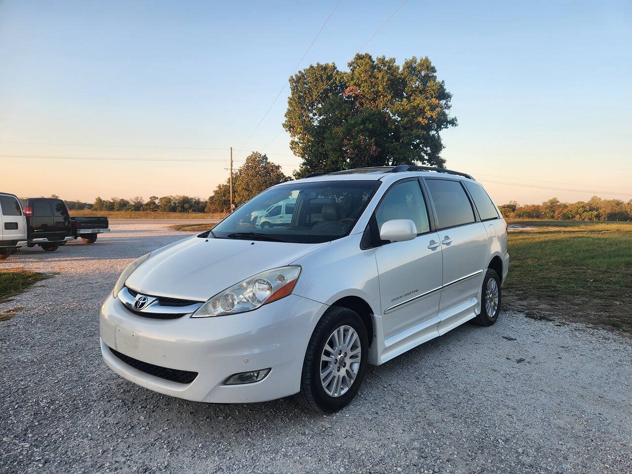 Used 2008 Toyota Sienna XLE Limited w/ XLE Limited Pkg 2 FWD image 3
