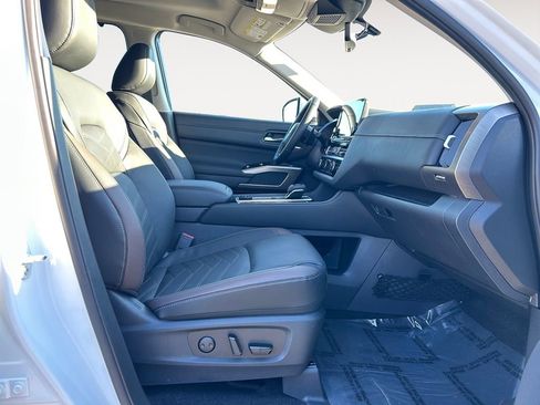 Used 2025 Nissan Pathfinder Platinum w/ Cargo Package image 10