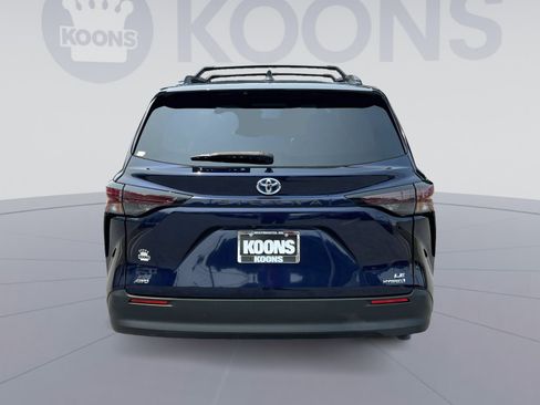 Used 2023 Toyota Sienna LE AWD/4WD image 5