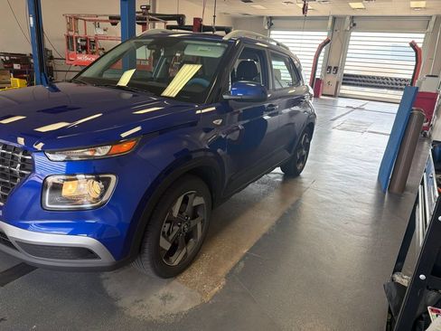 Used 2024 Hyundai Venue SEL FWD image 4