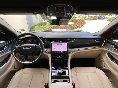 Used 2025 Jeep Grand Cherokee Limited w/ Luxury Tech Group II AWD/4WD image 11
