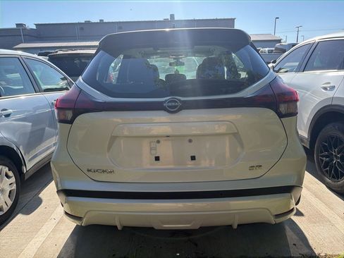 Used 2023 Nissan Kicks SR w/ SR Premium Package FWD image 6